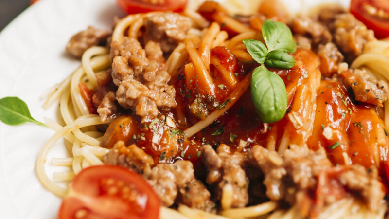 Sauce bolognaise sur assiette de pâtes